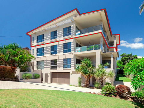 Bimbadeen Penthouse - Across The Road From Main Beach! - E Caravan Parks 1