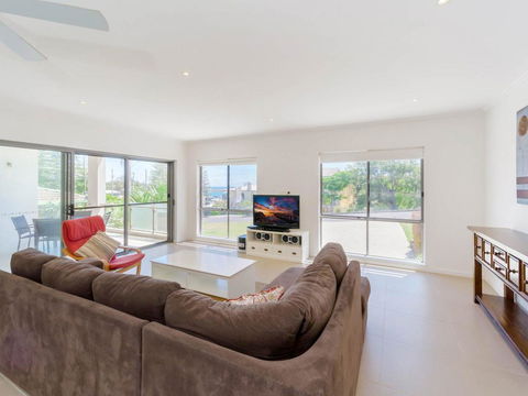 Bimbadeen Unit 3 - Across From The Beach - Lift In Complex - E Caravan Parks 2