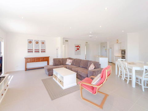 Bimbadeen Unit 3 - Across From The Beach - Lift In Complex - E Caravan Parks 1