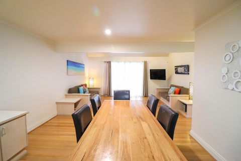 Blackbutt Family Loft Townhouse - E Caravan Parks 2