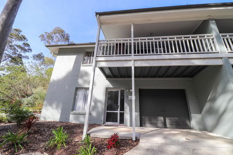 Blackbutt Family Loft Townhouse - E Caravan Parks 1