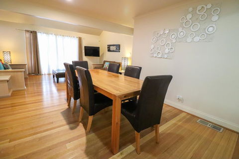 Blackbutt Family Loft Townhouse - E Caravan Parks 3