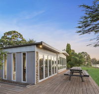 Bluff View River House - Stunning Riverfront - E Caravan Parks