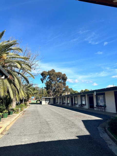 The Shamrock Hotel Balranald - E Caravan Parks 1
