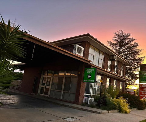 The Shamrock Hotel Balranald - E Caravan Parks 0