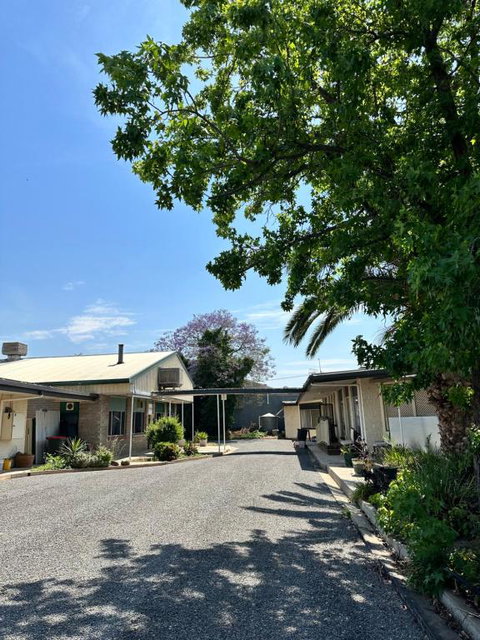 The Shamrock Hotel Balranald - E Caravan Parks 3