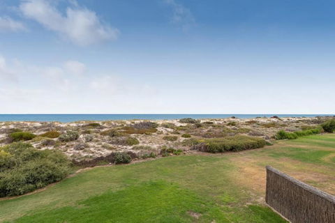 THE SHORE- Absolute Beachfront Holiday House - E Caravan Parks 1