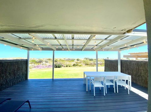 THE SHORE- Absolute Beachfront Holiday House - E Caravan Parks 2