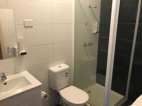 The Wharf Hotel - E Caravan Parks 0