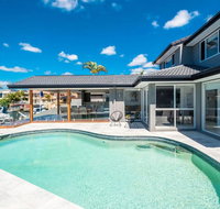 Waterfront Resort Style Retreat Runaway Bay - E Caravan Parks