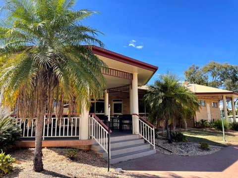 Western Heritage Motor Inn - E Caravan Parks 0
