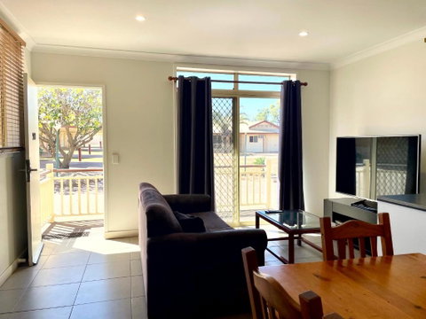 Western Heritage Motor Inn - E Caravan Parks 1