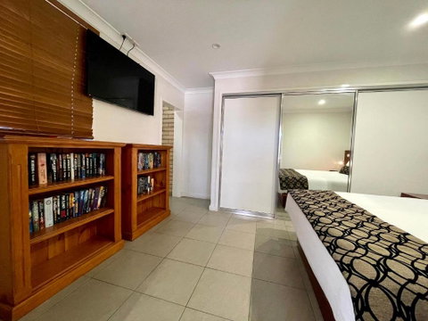 Western Heritage Motor Inn - E Caravan Parks 3