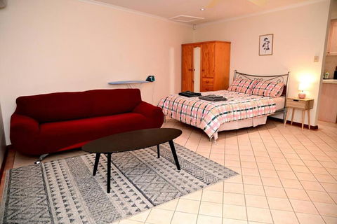 Spacious Studio In AliceSprings QueenBed+KSAirbed - E Caravan Parks 0